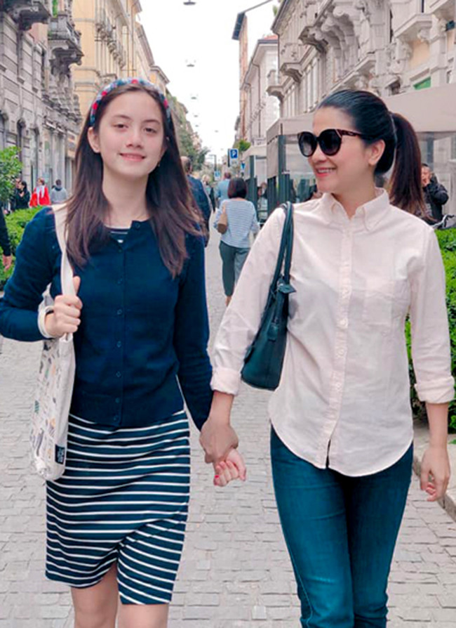 Giulia (sinh năm 2006) là con gái đầu lòng của Kim Ngân. Cô bé mang 2 dòng máu Việt Nam, Italy.