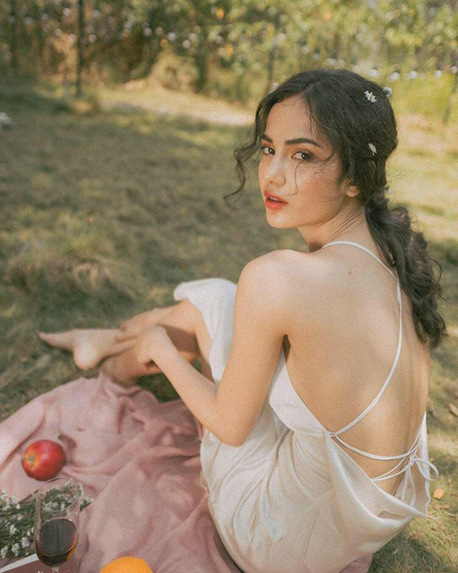 Nhờ nhan sắc cuốn hút, cô hiện đang là mẫu ảnh, diễn viên đóng nhiều MV ca nhạc.