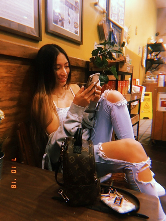 Phong cách đời thường của Isabella Quỳnh Tiên Hồ khá bụi bặm và trẻ trung.