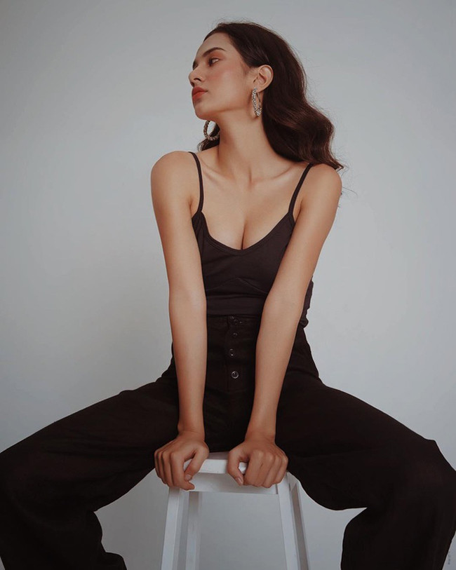 "Bông hồng lai" cao 1,7 m, sở hữu vóc dáng chuẩn.