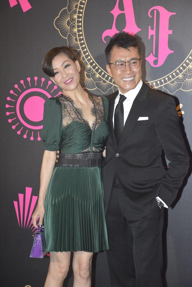 "Đời mà có nhiều chuyện không được như ý... Nhưng hiện tại, chúng tôi vẫn sống với nhau rất hạnh phúc và êm ấm. Cuộc nhân kéo dài hơn 2 thập kỷ của tôi và Luyện Hải Đường hoàn toàn dựa trên niềm tin. Tôi tin anh ấy và Hải Đường cũng vậy", Ngũ Vịnh Vy chia sẻ suy nghĩ trước tin chồng ngoại tình trắng trợn.