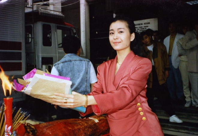 Chồng mất, Ngũ Vịnh Vy bất đắc dĩ trở thành góa phụ khi đang ở độ tuổi xuân sắc. Thời điểm đó, không ít người tiếc thương cho số phận bi kịch của Hoa hậu châu Á. Không chỉ vậy, cô còn bị gia đình chồng mắng chửi "có tướng sát chồng, hám tiền mới cưới". Mẹ chồng của nữ diễn viên sau đó đã đóng băng tài sản của Ông Giang Bội và đuổi Ngũ Vịnh Vy ra khỏi nhà với 2 bàn tay trắng. Để kiếm tiền nuôi sống bản thân, nữ nghệ sĩ buộc phải trở lại showbiz, chấp nhận đóng những vai phụ nhỏ lẻ. Mất hơn 12 năm kiện tụng kéo dài, đến năm 2002, Vịnh Vy mới nhận được vỏn vẹn 1,1 triệu USD tiền thừa kế.