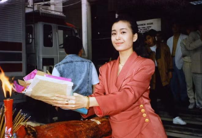 Chồng mất, Ngũ Vịnh Vy bất đắc dĩ trở thành góa phụ khi đang ở độ tuổi xuân sắc. Thời điểm đó, không ít người tiếc thương cho số phận bi kịch của Hoa hậu châu Á. Không chỉ vậy, cô còn bị gia đình chồng mắng chửi "có tướng sát chồng, hám tiền mới cưới". Mẹ chồng của nữ diễn viên sau đó đã đóng băng tài sản của Ông Giang Bội và đuổi Ngũ Vịnh Vy ra khỏi nhà với 2 bàn tay trắng. Để kiếm tiền nuôi sống bản thân, nữ nghệ sĩ buộc phải trở lại showbiz, chấp nhận đóng những vai phụ nhỏ lẻ. Mất hơn 12 năm kiện tụng kéo dài, đến năm 2002, Vịnh Vy mới nhận được vỏn vẹn 1,1 triệu USD tiền thừa kế.