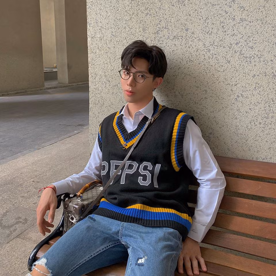 Sắp đến ngày 14/2, Erik cũng than thở: "Valentine cận kề nhưng vẫn lẻ bóng đường về trời ơi".