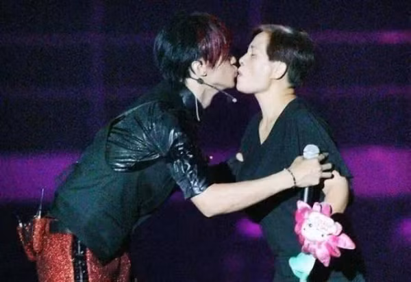 Nam diễn viên và mẹ thậm chí hôn môi rất nhiều lần trên sân khấu và trước truyền thông.