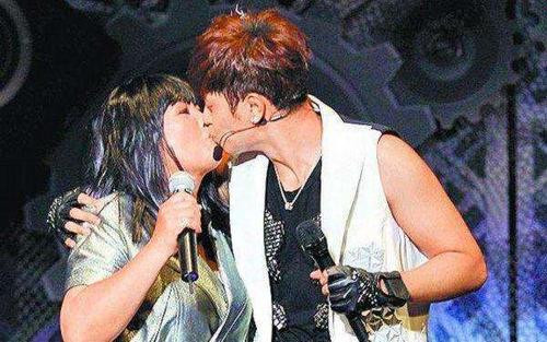 Mới nhất, loạt ảnh La Chí Tường và mẹ ruột thân mật hôn môi được chia sẻ rộng rãi trên mạng xã hội.