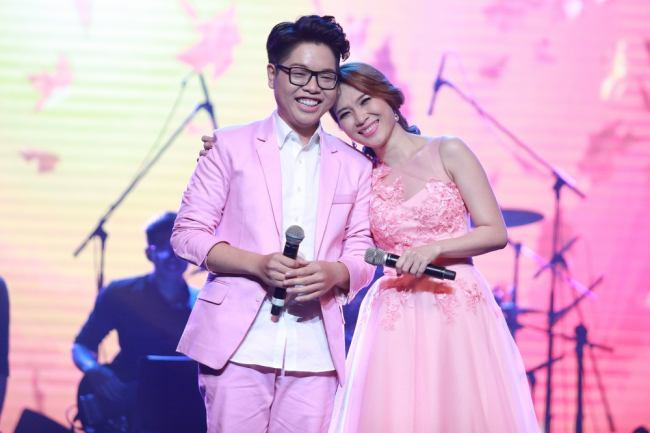 Tuy nhiên, chỉ với những điều ấy thôi cũng chưa thể khiến Đức Phúc nổi tiếng, ngoại hình của anh một lần nữa lại gây nhiều tranh cãi. Dù ra rất nhiều sản phẩm âm nhạc vào thời gian sau đăng quang Giọng hát Việt, nhưng Đức Phúc cũng không thể có được một bài hit nào.