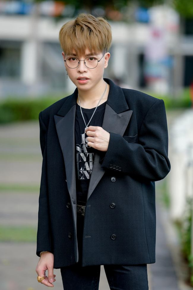 Năm 2018, nam ca sĩ tự sắm cho mình căn chung cư rộng gần 70m2 ở TP.HCM do chính Đức Phúc lên ý tưởng thiết kế với không gian sống hiện đại, sang trọng và ấm cúng.