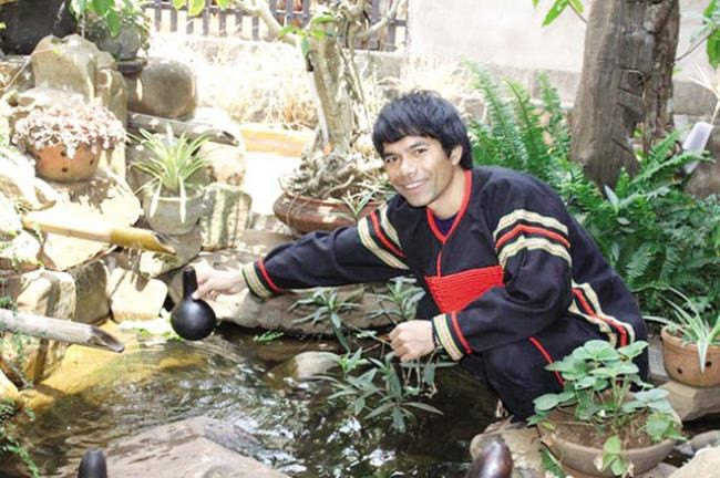 Dù có không ít lời mời đi biểu diễn nhưng Yasuy đều từ chối. Anh thẳng thắn: “Tôi cũng không ngại lấm bùn đất phân heo, gà. Được sống và làm việc theo những gì mình muốn và mình thích đó chính là niềm vui và hạnh phúc nhất đối với tôi. Vì cuộc sống đích thực nhất với tôi là tự do. Làm việc vất vả nhưng ngủ yên và không lo nghĩ ngày mai ganh đua với ai, không bị ai la mắng, ngoại trừ bố mẹ mình".