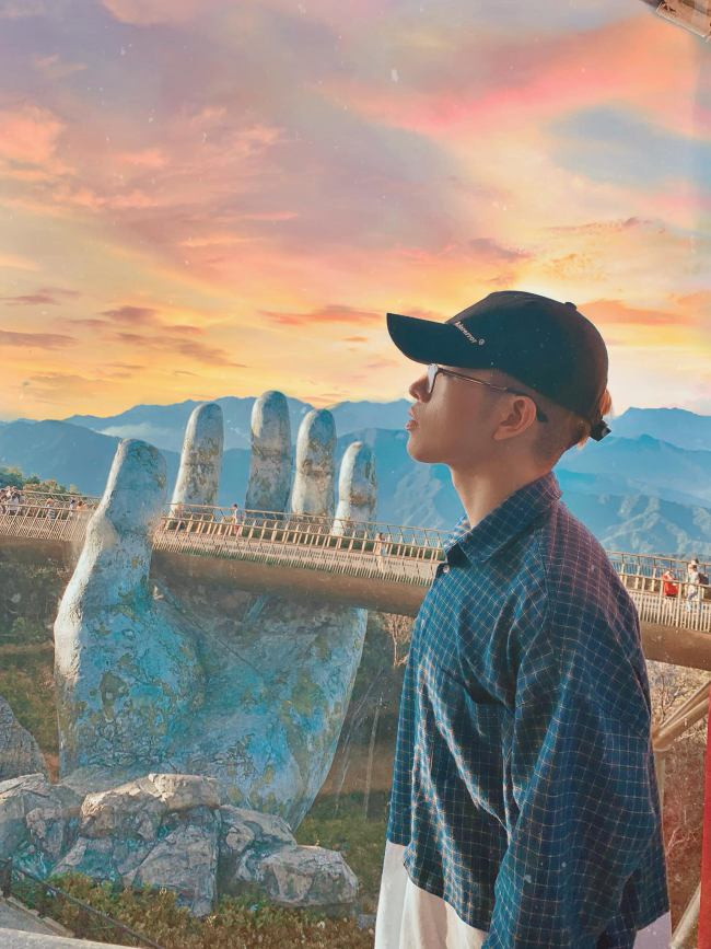 Mới đây nhất, khi tham gia một chương trình truyền hình, Đức Phúc còn để lộ "thú chơi bất động sản". Người em thân thiết của Đức Phúc - Erik, cũng tiết lộ Đức Phúc giàu nhất nhóm Hoa Dâm Bụt (gồm Đức Phúc, Erik và Hòa Minzy).