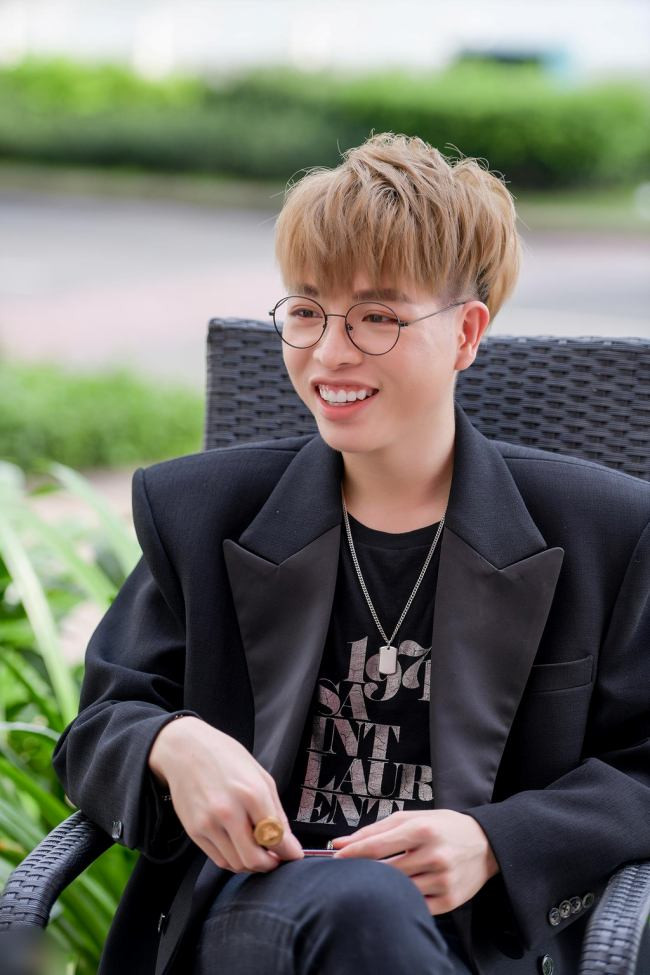 Trong 2 năm sau khi can thiệp "dao kéo", cát-sê của Đức Phúc tăng lên đáng kế, đắt show đi hát, đi sự kiện, đóng quảng cáo, tham gia gameshow... Và cũng chỉ trong 2 năm, nam ca sĩ liên tục mua nhà, tậu xe.