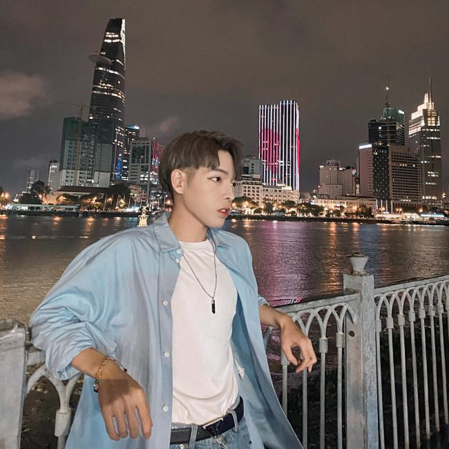 Trong một lần chia sẻ với báo chí, Đức Phúc không ngại tiết, ngoài nhà và xe, anh còn có một khoản tiền không nhỏ nằm trong 10 cuốn sổ tiết kiệm. Cùng với đó là sở thích mua sắm hàng hiệu của Đức Phúc cũng khiến nhiều người ghen tị.