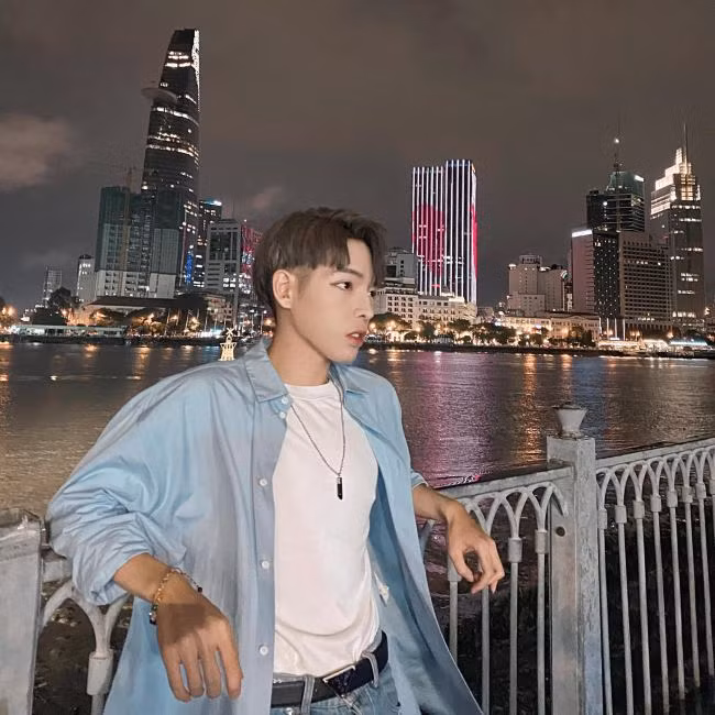 Trong một lần chia sẻ với báo chí, Đức Phúc không ngại tiết, ngoài nhà và xe, anh còn có một khoản tiền không nhỏ nằm trong 10 cuốn sổ tiết kiệm. Cùng với đó là sở thích mua sắm hàng hiệu của Đức Phúc cũng khiến nhiều người ghen tị.