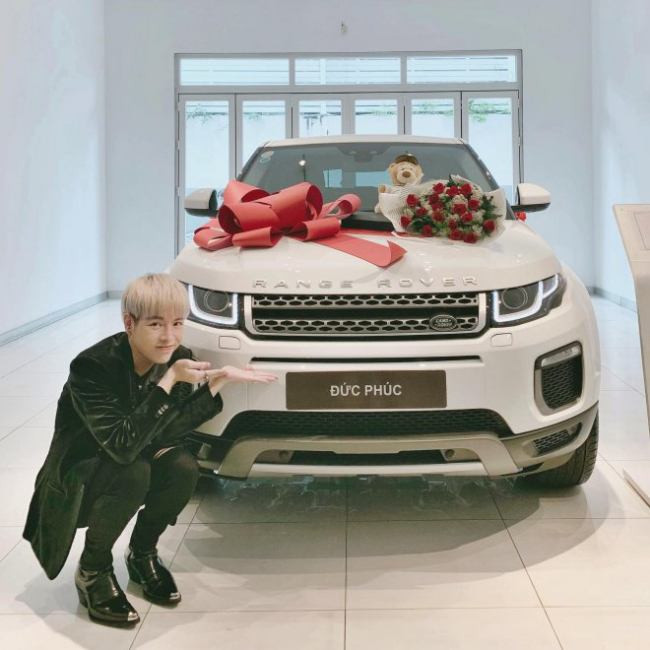 Liền sau đó, Đức Phúc tậu ngay một chiếc xế hộp siêu sang màu trắng có giá gần 4 tỷ. Theo nam ca sĩ, đây là mẫu xe mà anh yêu thích từ lâu, cũng như anh muốn thuận tiện hơn trong việc di chuyển, chạy show.