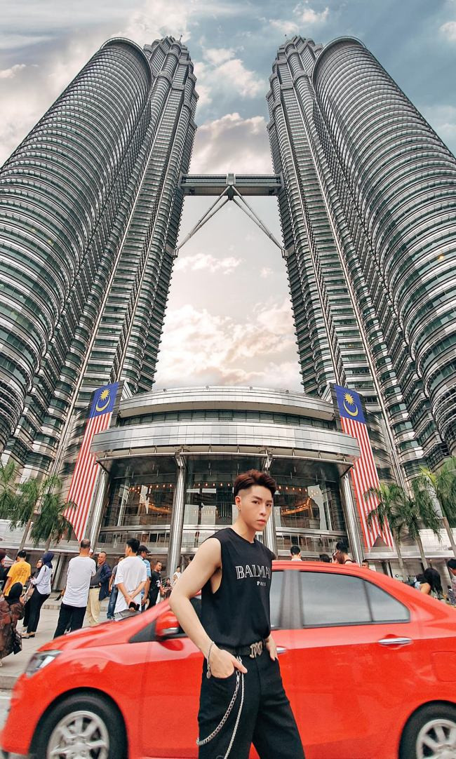 Sở hữu khối tài sản khủng, Đức Phúc thoải mái làm những điều mình thích. Giọng ca "Hết thương cạn nhớ" thường xuyên đi du lịch khắp nơi trên thế giới.