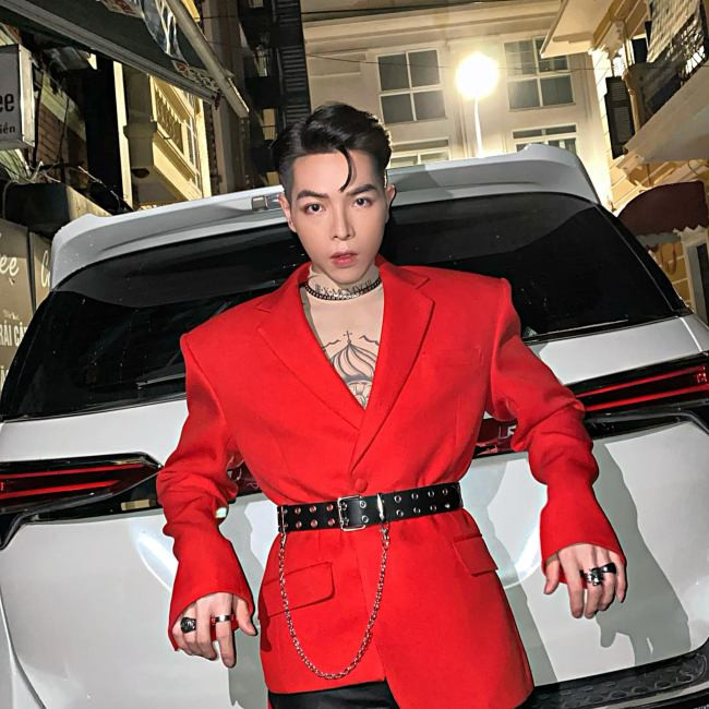 Chưa kể, Đức Phúc còn là tay chơi hàng hiệu có tiếng của làng giải trí Việt. Bộ sưu tập của Đức Phúc có nhiều trang phục và phụ kiện đến từ các thương hiệu danh giá như Gucci, D&amp;G, Versace… Đơn cử, Đức Phúc từng mặc áo phông polo vintage kẻ sọc màu đặc trưng của nhà mốt lừng danh Gucci với giá khoảng 16 triệu đồng. Chiếc áo đã hết hàng và hiện rất khó để mua được. Nam ca sĩ còn sở hữu đôi giày đế thô cũng của Gucci có giá 820 USD (khoảng gần 20 triệu đồng).