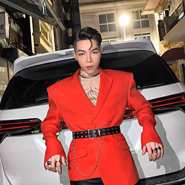 Chưa kể, Đức Phúc còn là tay chơi hàng hiệu có tiếng của làng giải trí Việt. Bộ sưu tập của Đức Phúc có nhiều trang phục và phụ kiện đến từ các thương hiệu danh giá như Gucci, D&amp;G, Versace… Đơn cử, Đức Phúc từng mặc áo phông polo vintage kẻ sọc màu đặc trưng của nhà mốt lừng danh Gucci với giá khoảng 16 triệu đồng. Chiếc áo đã hết hàng và hiện rất khó để mua được. Nam ca sĩ còn sở hữu đôi giày đế thô cũng của Gucci có giá 820 USD (khoảng gần 20 triệu đồng).