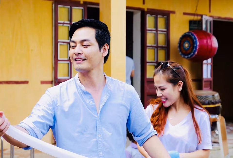 Trên trang cá nhân Phan Anh viết: "20 năm thì có lẽ tới hơn 10 lần không được bên nhau ngày này, nhưng vẫn luôn cảm thấy thật gần! 20 năm những thăng trầm, viết nhiều rồi, giờ cũng... không biết viết gì hơn bằng kể lại cho cô bạn 1 kỷ niệm...".