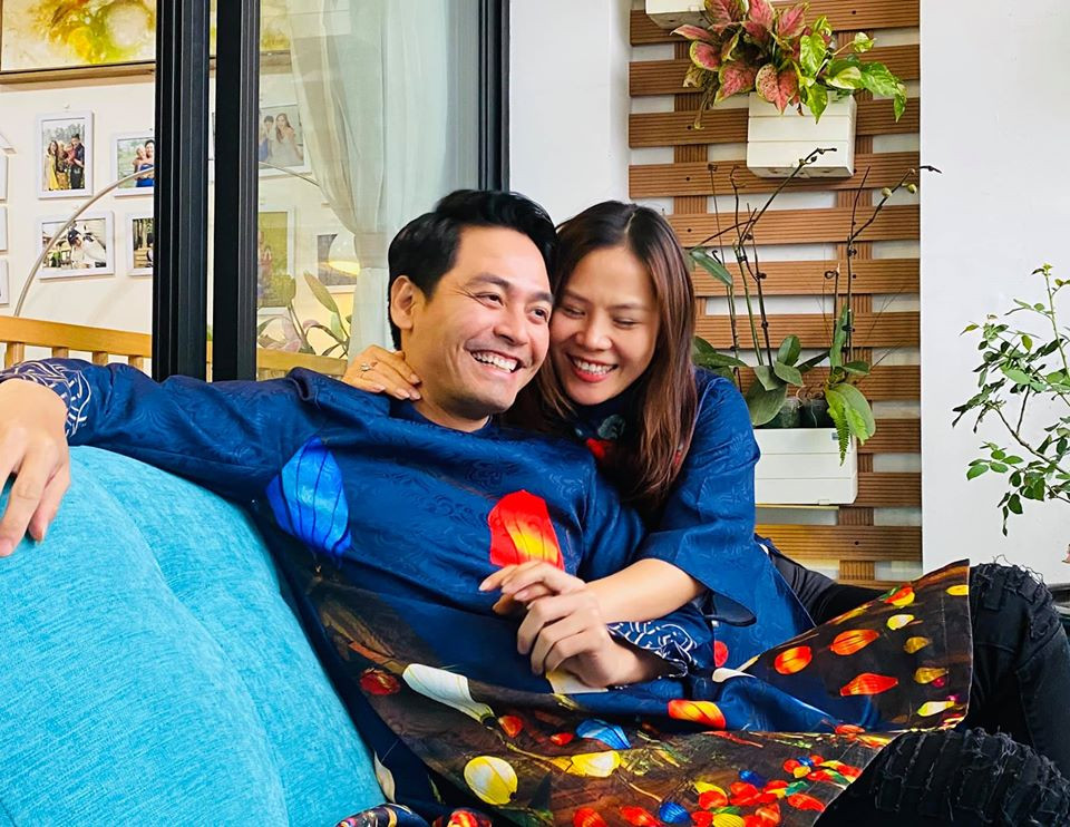 Thời gian bên nhau không tránh khỏi những lúc giận hờn, tuy nhiên bằng tình yêu và sự thấu hiểu, cả hai vẫn luôn nắm chặt tay nhau, cùng vun vén cho tổ ấm.