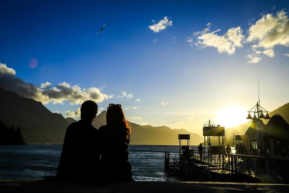 "Lần ấy, trên con tàu tròng trành ngoài khơi, bạn bị say, say sóng và say cả rượu nữa, được mình dìu về phòng. Bạn ói như chưa từng ói! Còn mình thì ôm lấy bạn mỉm cười khi nghe bạn mê man: em chết mất, chết mất! Lát sau bạn ngủ thiếp đi, còn mình thì lau dọn bãi chiến trường nồng nặc ấy với không một chút khó chịu, ghê sợ hay sao cả. Lúc đó cũng là lúc mình biết chắc chắn: mình sẵn sàng chăm sóc, ở bên bạn cả cuộc đời!".