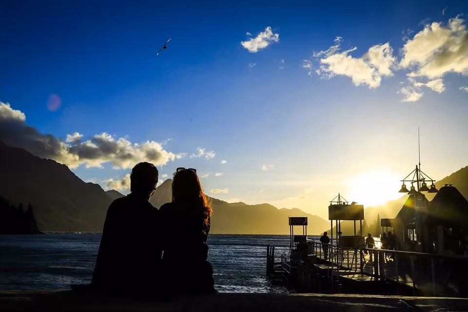 "Lần ấy, trên con tàu tròng trành ngoài khơi, bạn bị say, say sóng và say cả rượu nữa, được mình dìu về phòng. Bạn ói như chưa từng ói! Còn mình thì ôm lấy bạn mỉm cười khi nghe bạn mê man: em chết mất, chết mất! Lát sau bạn ngủ thiếp đi, còn mình thì lau dọn bãi chiến trường nồng nặc ấy với không một chút khó chịu, ghê sợ hay sao cả. Lúc đó cũng là lúc mình biết chắc chắn: mình sẵn sàng chăm sóc, ở bên bạn cả cuộc đời!".