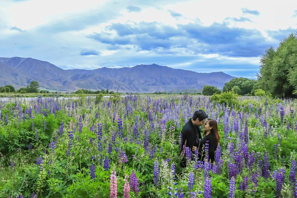 Dưới bài chia sẻ của Phan Anh, nhiều bạn bè, người hâm mộ đã chúc mừng cặp đôi và bày tỏ sự ngưỡng mộ trước tình yêu của hai người.