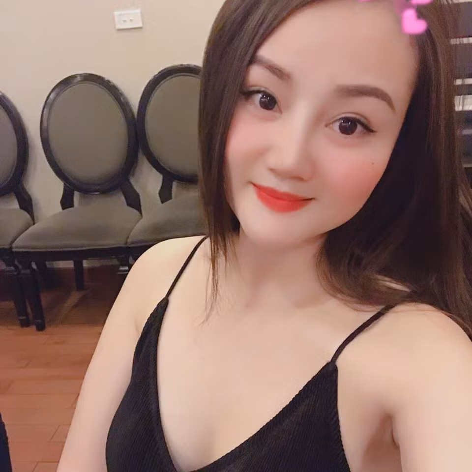 Cô sở hữu nhan sắc xinh đẹp, vóc dáng cao ráo, từng được mệnh danh là “hot girl” của Sao Mai 2013. Hiện tại dù đã qua 3 lần sinh nở, người đẹp vẫn được khen tấm tắc.