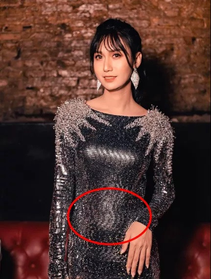 Không để dân mạng bàn tán trái chiều về ngoại hình, Lynk Lee thừa nhận "bụng hơi to". "Ảnh xịn xò rồi. Mỗi tội là dạo này mập lên nên là bụng hơi to nhưng không sao, Linh vẫn quẩy hết mình. Yêu các bạn nhiều", Lynk Lee chia sẻ.