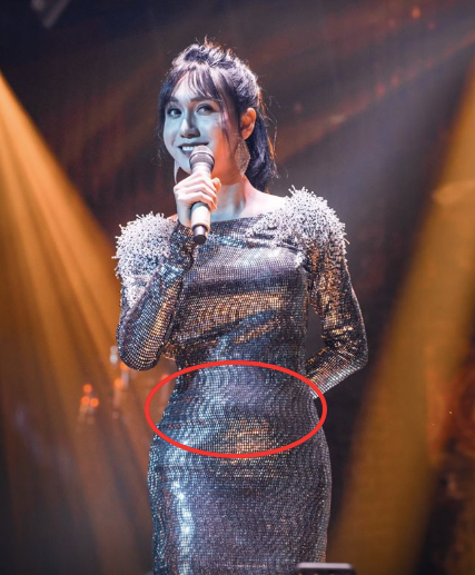 Dù sở hữu gương mặt được fan khen ngày càng xinh đẹp nhưng vóc dáng của giọng ca "Tạm biệt nhé!" bị một số dân mạng "soi" vòng hai kém thon gọn.