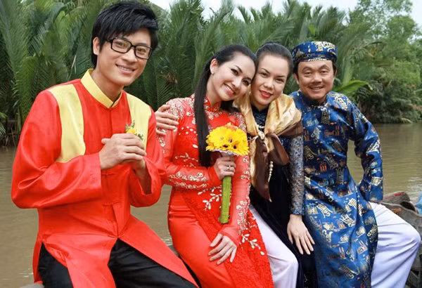 Không công bố doanh thu khi không thành công phòng vé là lựa chọn của nhiều bộ phim điện ảnh phát hành dịp Tết. Cưới chạy là một ví dụ. Phát hành dịp Tết 2014, phim nhận nhiều chê bai của báo giới và khán giả. Có ý kiến bình luận: "Cưới chạy khiến khán giả cũng bỏ chạy". Các nhân vật trong phim bị cho là "vô duyên". Ngoài vai diễn của Việt Hương là một bà mẹ thương con, Chí Tài vào vai ông bố khó tính, phong kiến, thì những vai diễn khác đều gây nhiều thất vọng. Phim là minh chứng cho thấy đa số khán giả sẽ quay lưng với phim dở, ngay cả khi phát hành dịp Tết.