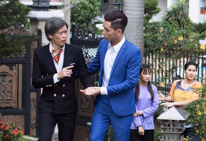 Đích tôn độc đắc là phim Tết duy nhất có Hoài Linh tham gia năm 2018. Anh thủ vai Hữu Phát - một đại gia bất động sản muốn cháu mình (Bạch Công Khanh đóng) lấy vợ. Tuy nhiên kịch bản bị nhận xét không chất lượng, phim của Trần Ngọc Giàu kém sức hút so với 798 Mười và Siêu sao siêu ngố phát hành cùng thời điểm. Kết quả gây bất ngờ do Hoài Linh là gương mặt ăn khách, từng góp phần vào thành công của nhiều phim Tết những năm trước.