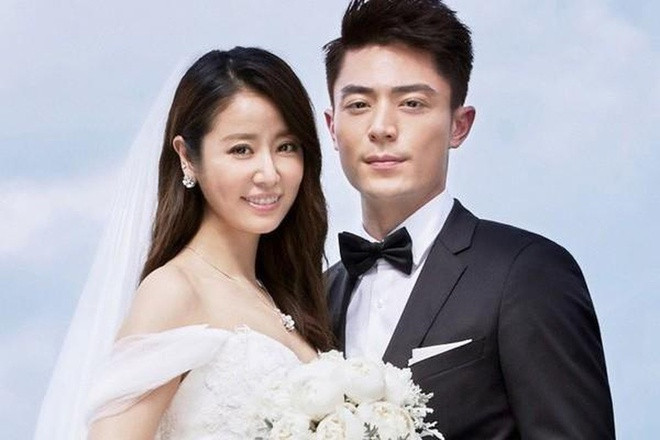 Vì ngượng ngùng, Trương Hiên Duệ đã vội vàng đứng tiếp rượu đàn anh và khéo léo chuyển cuộc trò chuyện sang chủ đề khác. Nam diễn viên 27 tuổi cho biết bản thân anh cũng lúng túng khi diễn cảnh mùi mẫn trước ống kính với tiền bối. Một số nguồn từ đoàn phim tiết lộ Trương Hiên Duệ là người chủ động đề nghị cắt bớt các phân đoạn tình tứ quá mức.