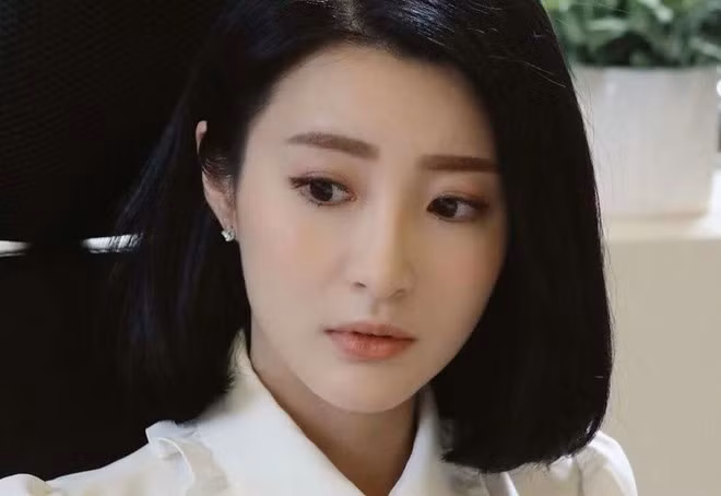  Lâm Hạ Vy - Mạc Tán Sinh: Theo On, nữ diễn viên Hong Kong Lâm Hạ Vy vừa có những chia sẻ thú vị về bộ phim mới nhất của cô là Seven Princesses. Trong đó, nhân vật của cô có tình cảm với nhân vật do tài tử Từ Vinh thủ diễn. Hai ngôi sao thực hiện một số cảnh quay thân mật, thậm chí, Lâm Hạ Vy phải “cởi” để ôm bạn diễn. Tuy nhiên, mỹ nhân sinh năm 1987 cho biết cô cảm thấy thoải mái, không kiêng dè chuyện có ê-kíp đông người tại phim trường khi diễn cảnh nóng.