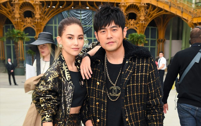  Châu Kiệt Luân - Côn Lăng: Bà xã Châu Kiệt Luân từng tiết lộ trong một sự kiện tại Hong Kong rằng chồng cô đặt ra yêu cầu khắt khe mỗi khi vợ nhận kịch bản phim mới. “Ông xã của tôi là người dễ ghen tuông, đặt ra chính sách ‘ba không’ và đề nghị tôi thực hiện. Đó là không được phép nắm tay, hôn hay có cảnh giường chiếu với đồng nghiệp nam trên phim trường” - Côn Lăng chia sẻ. Tuy nhiên, cô cho biết bản thân không thấy phiền vì “chính sách gia đình” này. Xem video &#34;Xa Thi Mạn mặc quần jean đóng phim cổ trang&#34;. Nguồn VTC3: