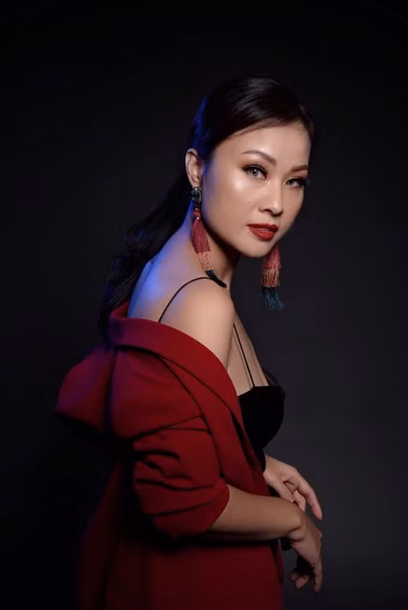 “Tình yêu thực sự trong cuộc đời, tôi dành cho một cô gái, cũng là ca sĩ của Đoàn nghệ thuật Quân khu 2, quê ở Yên Bái. Cả hai đứa đều là ca sĩ hát nhạc truyền thống, quen rồi hợp, rồi yêu nhau. Bây giờ thì cô ấy đã là bà xã của tôi rồi” - Đăng Dương dành lời có cánh cho Kim Xuyến.