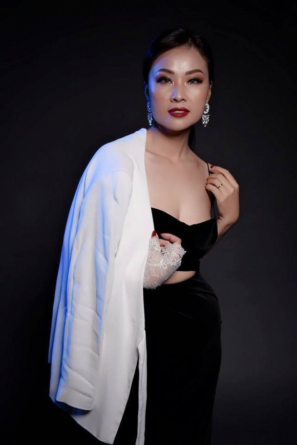 Kết hôn từ năm 2003, đến nay vợ chồng Kim Xuyến - Đăng Dương đã có hai cậu con trai. Dù trải qua hai lần sinh nở, Kim Xuyến vẫn giữ được thân hình thon gọn, gợi cảm. Bà xã Đăng Dương cũng thú nhận cô rất yêu thời trang, thích chụp ảnh và rất điệu.