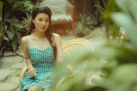  Vợ ca sĩ Đăng Dương được biết tới là người đảm đang trong việc chăm sóc tổ ấm của mình. Chị lặng lẽ đứng sau lưng chồng và vun vén cho thành công của chồng.