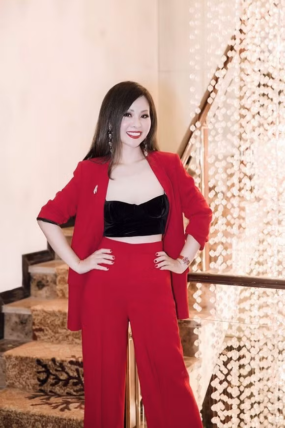 Đăng Dương từng tiết lộ, anh đã đem lòng yêu vợ mình ngay từ lần đầu tiên khi xem cô hát trên sân khấu.