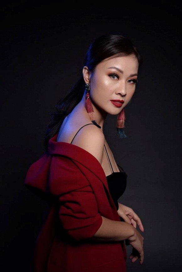 “Tình yêu thực sự trong cuộc đời, tôi dành cho một cô gái, cũng là ca sĩ của Đoàn nghệ thuật Quân khu 2, quê ở Yên Bái. Cả hai đứa đều là ca sĩ hát nhạc truyền thống, quen rồi hợp, rồi yêu nhau. Bây giờ thì cô ấy đã là bà xã của tôi rồi” - Đăng Dương dành lời có cánh cho Kim Xuyến.