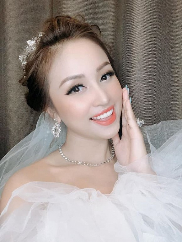 Sau thong bao duoc ban trai cau hon, Van Hugo di chup anh cuoi?