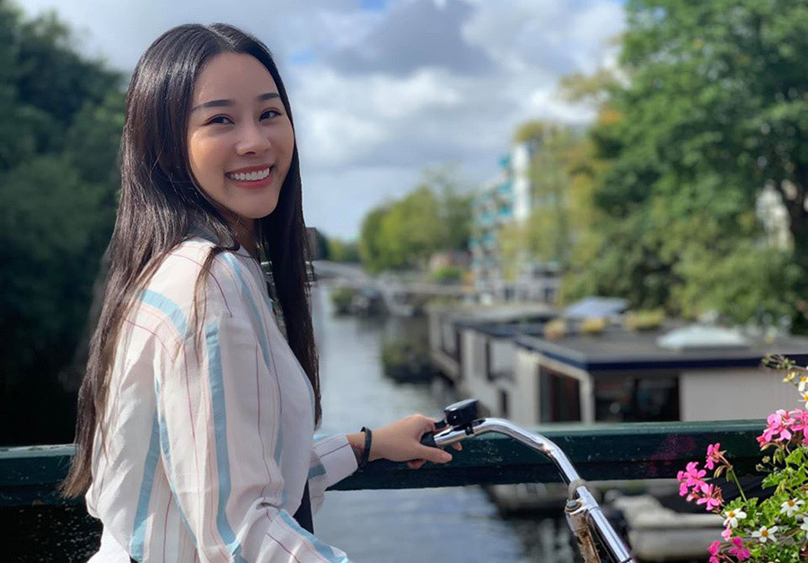 Nữ ca sĩ nói khi yêu và lấy Việt Hoàn, cô chưa bao giờ quan tâm đến việc anh sở hữu vẻ ngoài xấu hay đẹp, anh có nổi tiếng hay không. Cô bị chinh phục bởi cái đức của Việt Hoàn.