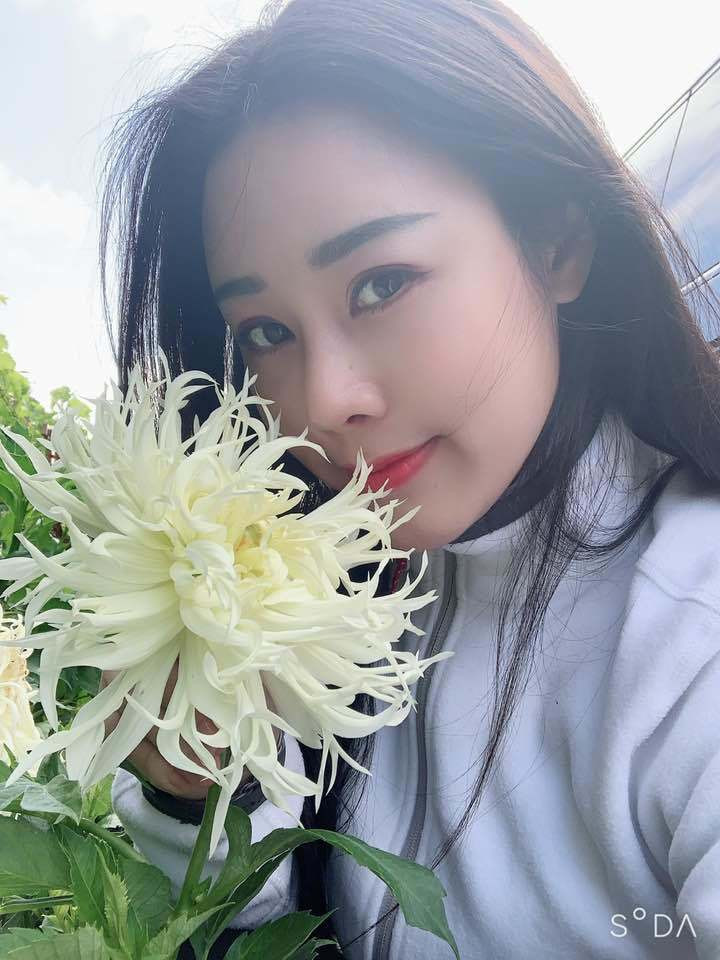 "Chênh lệch 18 tuổi, lại sống ở 2 môi trường hoàn toàn khác nhau nên khoảng thời gian đầu ở với nhau, nhiều lần chúng tôi cũng chững lại và đặt câu hỏi: Liệu với 2 cá tính trái ngược nhau như vậy, mối quan hệ này có thể tồn tại được bao lâu?", Hoa Trần chia sẻ.