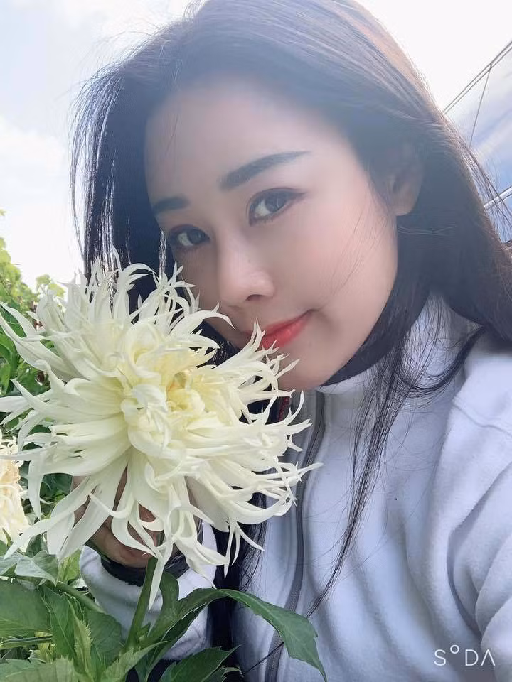 "Chênh lệch 18 tuổi, lại sống ở 2 môi trường hoàn toàn khác nhau nên khoảng thời gian đầu ở với nhau, nhiều lần chúng tôi cũng chững lại và đặt câu hỏi: Liệu với 2 cá tính trái ngược nhau như vậy, mối quan hệ này có thể tồn tại được bao lâu?", Hoa Trần chia sẻ.