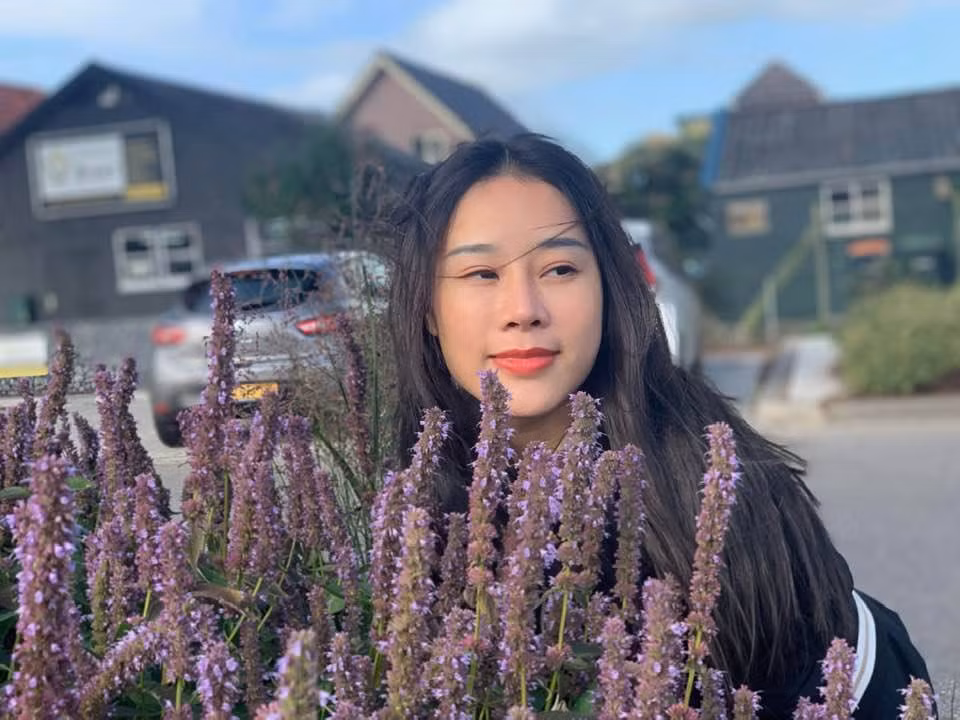 Hoa Trần có nhiều tài lẻ khi ngoài tham gia diễn xuất đóng kịch hài Tết cô còn theo đuổi sự nghiệp ca hát được gần 4 năm. Nữ ca sĩ thừa nhận cô gặp áp lực vì tên tuổi và cái bóng quá lớn của chồng.