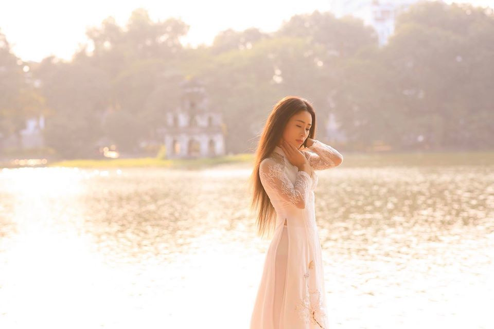 Là người sống hướng ngoại nên vợ kém 18 tuổi của Việt Hoàn thường không để bụng chuyện gì quá lâu.