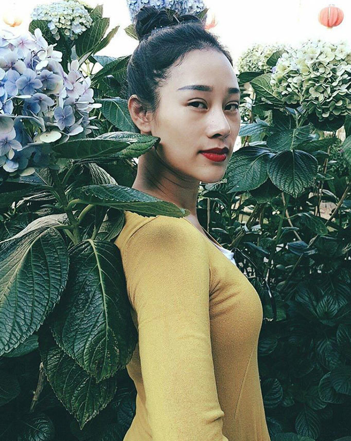 Thời gian rảnh cô đi mua sắm, vui chơi với bạn bè, chăm sóc con cái.