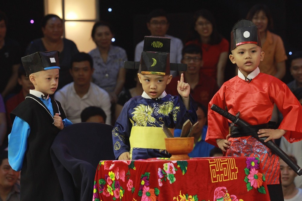 Tại vòng kế tiếp, nhóm thí sinh quay trở lại bối cảnh trên công đường. Lúc này, nghi phạm được đưa tới. Không một chút hỏi cung, Bao Công liền đòi chém đầu ngay. Càng dí dỏm hơn là khi Pháp Tâm ngang ngược đòi chém nhân chứng vì có tên Công giống mình. Thậm chí không những đưa ra một pháp lệnh, "vị quan" này còn ôm tất cả ném xuống đất. Cách xử án không theo luật lệ nào cùng lối diễn lém lỉnh của các chú tiểu đã giành trọn tiếng cười từ ban giám khảo và khán giả.