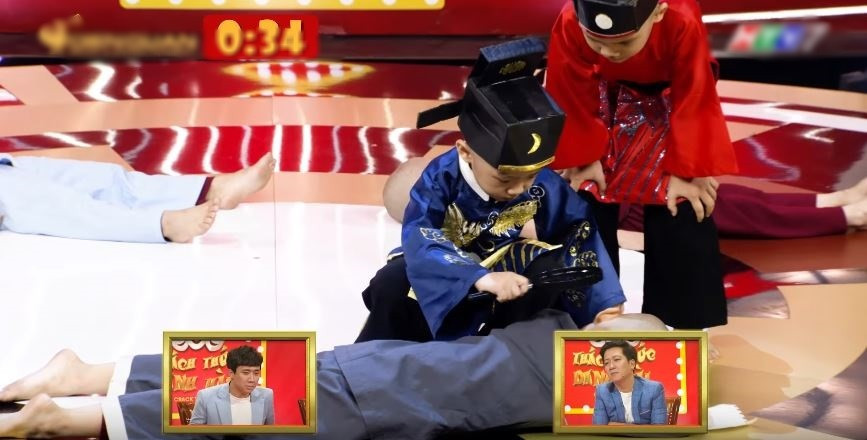 Tiếp tục ở vòng 2, lấy bối cảnh là hiện trường vụ án mạng, Bao Công đích thân đến khám phá hiện trường. Các thí sinh chọn đạo cụ là chiếc kính lúp để làm yếu tố gây cười trong bối cảnh cổ trang. Pháp Tâm khéo léo đánh lạc hướng mọi người bằng cách dùng kính lúp để nhìn vào thi thể nằm dưới đất. Tuy nhiên, không ai ngờ tới chiếc kính lúp mà cậu bé cầm trên tay là chiếc kính không tròng và chỉ biết bật cười khi cậu bé 4 tuổi thò tay qua chiếc kính, lém lỉnh nói: "Kính như vậy làm sao mà coi được".