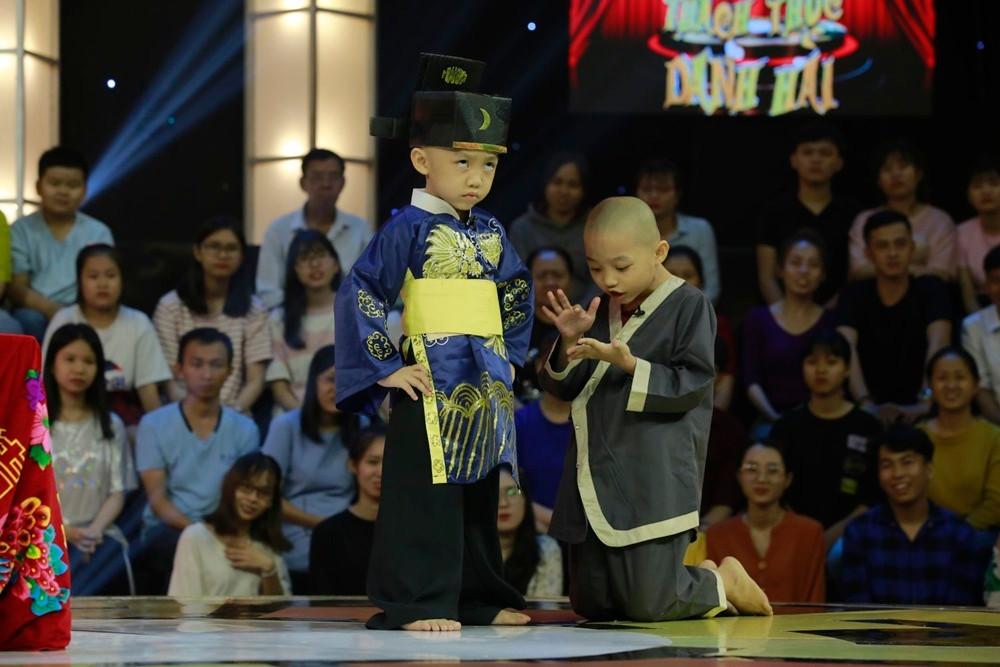 Ngay ở vòng đầu tiên, khi gia đình nạn nhân có 7 người chết oan trong vòng 1 đêm liền đến công đường để kêu oan. Thế nhưng, Bao Công - Pháp Tâm liền phán: “Chết hết rồi sao mà xử” khiến Trấn Thành, Trường Giang không nhịn được cười.