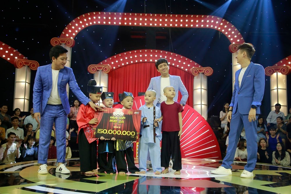 Nét diễn dễ thương của các thí sinh, đặc biệt là cậu bé nhỏ tuổi nhất - Pháp Tâm trong phần biểu diễn đã kéo số lần 2 danh hài bật cười lên tới 28 lần. Điều này đồng nghĩa với việc phá vỡ kỷ lục của chương trình "Thách thức danh hài" sau 6 mùa lên sóng. Đây cũng là nhóm hài duy nhất sau 2 mùa đều giành được giải thưởng cao nhất 150 triệu đồng của chương trình.